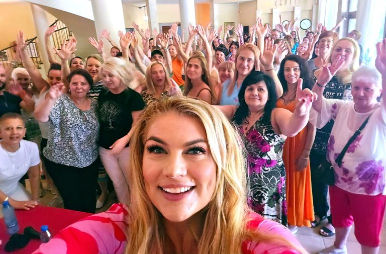 Живот в чужда роля: Как Стояна Нацева помага на хиляди да открият истинското си място