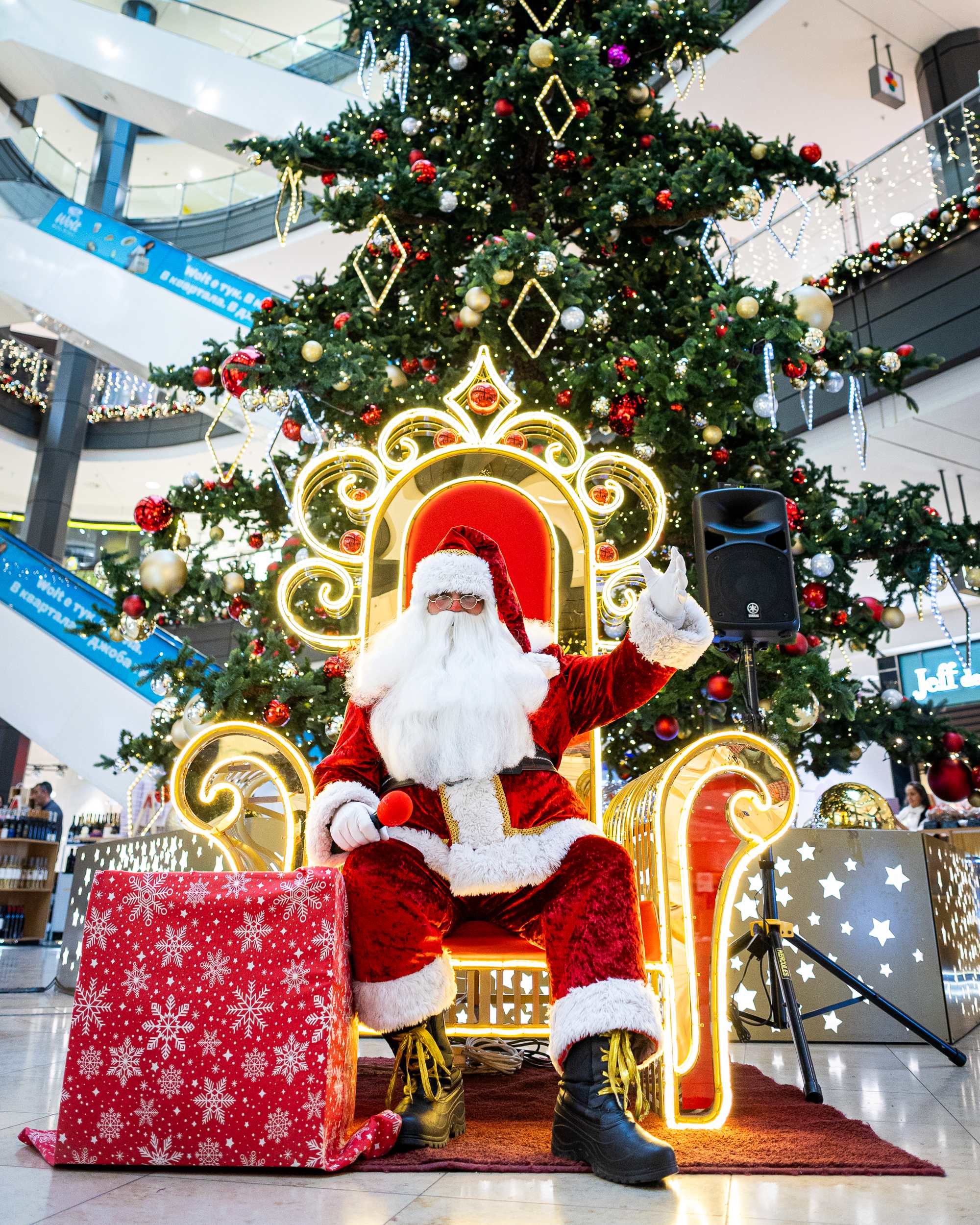Срещи с Дядо Коледа, безплатно опаковане на подаръци и стотици изненади в Сердика Център през декември
